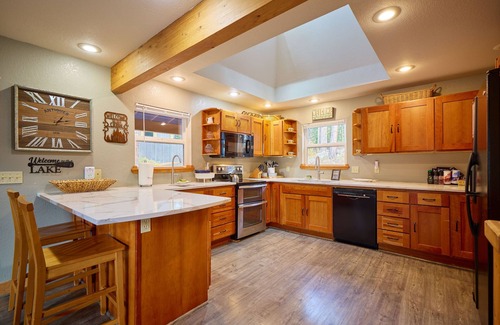 Leavenworth House | Lakeside Retreat w/Private Sandy Beach and Hot Tub