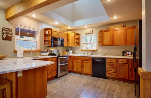 Leavenworth House | Lakeside Retreat w/Private Sandy Beach and Hot Tub