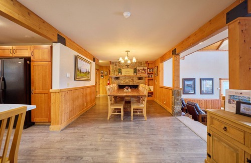 Leavenworth House | Lakeside Retreat w/Private Sandy Beach and Hot Tub