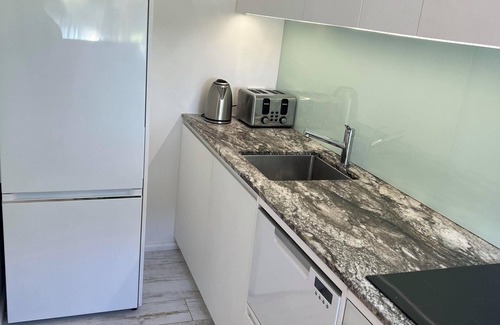 North Avoca Apartment | LAKESIDE RETREATnlevel 1 minute walk to beach nown pool