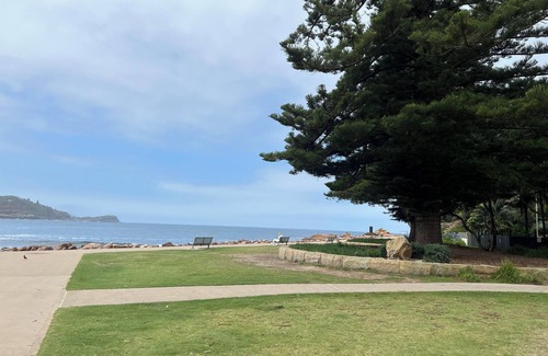 North Avoca Apartment | LAKESIDE RETREATnlevel 1 minute walk to beach nown pool