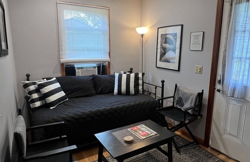 Maryland House | Lakeside Suite - private guest house suite on Goodyear Lake