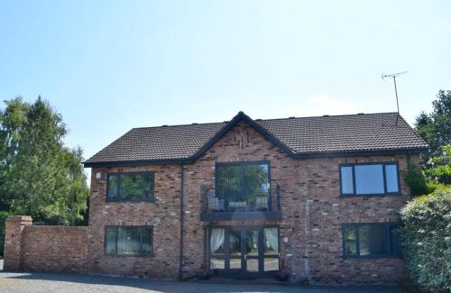 York House | Lakeview House 2x Hot Tub & Games Room