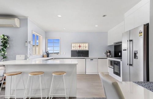 Rotorua Villa | Lakeview Mountain-view 3BR Home close to Rotorua Centre