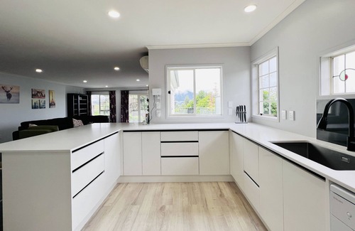 Rotorua Villa | Lakeview Mountain-view 3BR Home close to Rotorua Centre