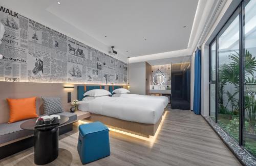 Guangzhou Hotel | Lan Wan Hotel - Next to Huangsha Metro St ation -One cup of Free Cockt ail or Harbin Beer Per Room-Cha rgeable Airport Pick-up Service