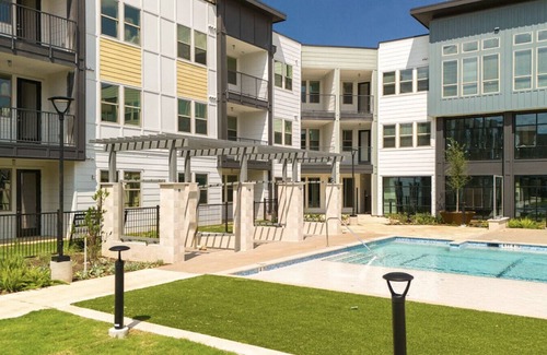 Lower Basin Lake Travis Apartment | Landing at Birdie on Woodland Greens - 1 Bedroom in Plaza Volente