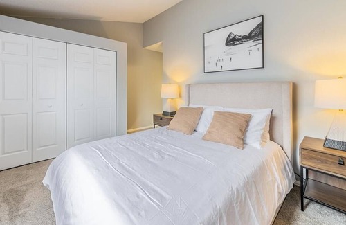 Ballwin Apartment | Landing at Waterford Manors - 2 Bedrooms in Valley Park
