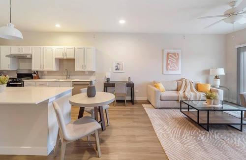 Willow Springs Apartment | Landing | Chic 1BD, Gym, Pool