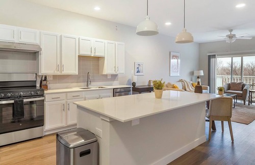 Willow Springs Apartment | Landing | Chic 1BD, Gym, Pool
