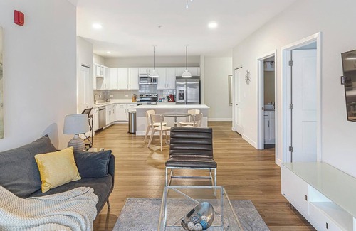 Willow Springs Apartment | Landing | Chic 2BD, Pool, Gym