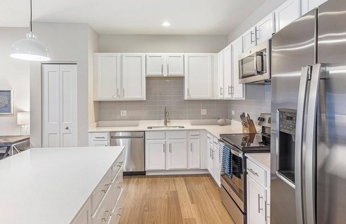 Willow Springs Apartment | Landing | Chic 2BD, Pool, Gym