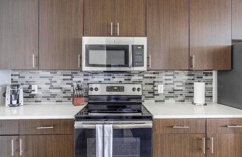 Vickery Meadow Apartment | Landing | Incredible 2BD, Gym, Pool