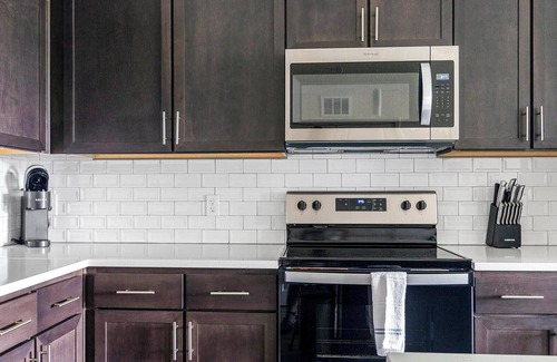 Palmetto Apartment | Landing | Modern 2BD, Pool, Clubhouse