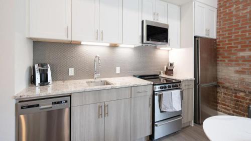 Five Points South Apartment | Landing - Modern Apartment with Amazing Amenities (ID5790X33)