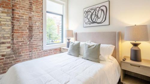 Five Points South Apartment | Landing - Modern Apartment with Amazing Amenities (ID5790X33)