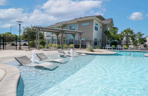 Lockhart Apartment | Landing | Stylish 2BD, Clubhouse, Gym