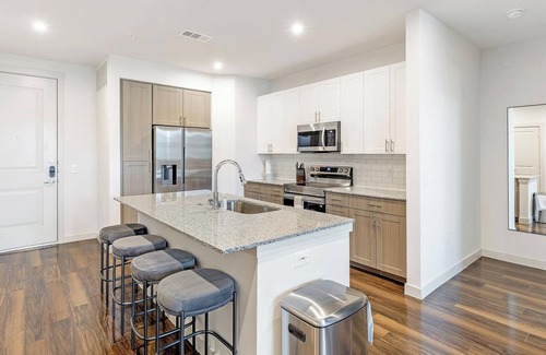Fate Apartment | Landing | Stylish 2BD, Clubhouse, Pool