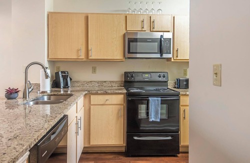 New Pathways Apartment | Landing | Stylish 2BD, Pool, Gym