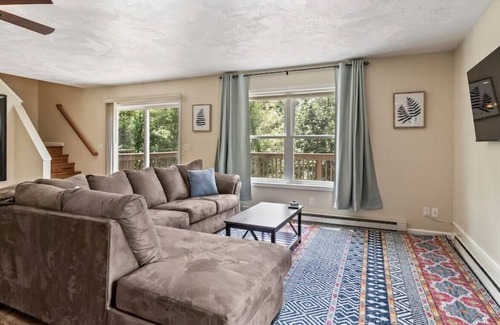 Lansing Apartment | Lansing 4 Bedroom 3.5 bath · Serene Esca · Serene Escape/Fire Pit/Grill