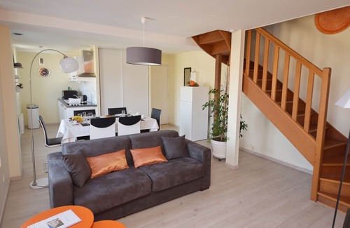Laon Apartment | Laon Duplex "Les Capucines" with garden and private spa