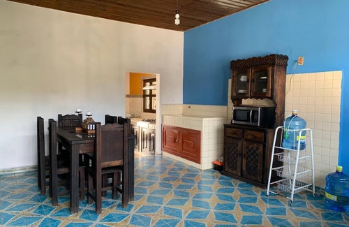 Del Cerrillo House | Large colonial house with garden in downtown area
