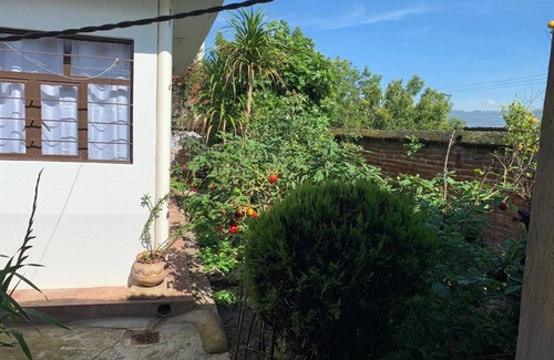 Del Cerrillo House | Large colonial house with garden in downtown area