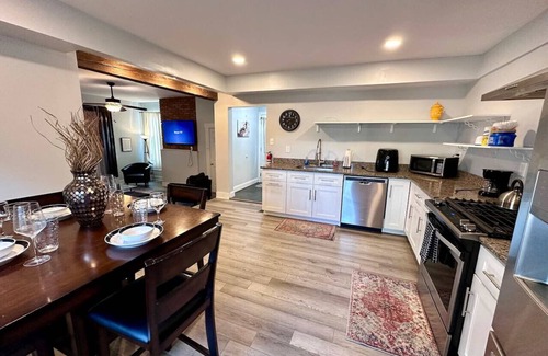 South Side Slopes House | Large 1BR on hill close to everything in Pitt