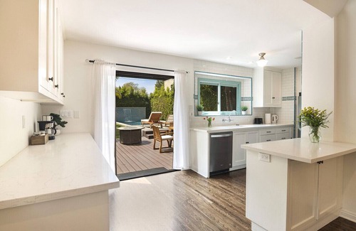 Pico - Robertson House | Large 3 Bedroom 2.5 Bath Beautiful Spanish Style Home + Pool and Jacuzzi