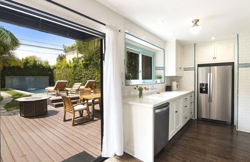 Pico - Robertson House | Large 3 Bedroom 2.5 Bath Beautiful Spanish Style Home + Pool and Jacuzzi