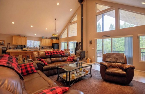 Gilchrist House | Large 3BR Retreat w Deck Views & Outdoor Adventure Access