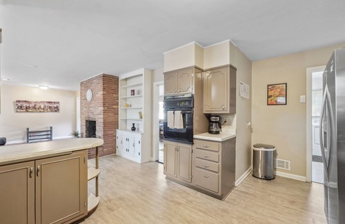 East Point House | Large 6 Bdrm,2 Kitchens,Foosball,BBQ,HotTub-SUMMER:Pool-CloseToAirport&Downtown