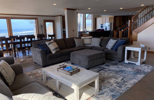 Neskowin House | LARGE 6 BDRM OCEAN FRONT WITH AMAZING VIEWS, HOT TUB, BEACH ACCESS. Pet friendly