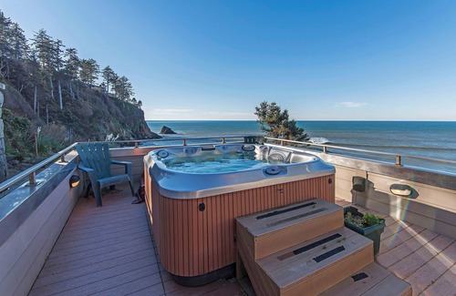 Neskowin House | LARGE 6 BDRM OCEAN FRONT WITH AMAZING VIEWS, HOT TUB, BEACH ACCESS. Pet friendly