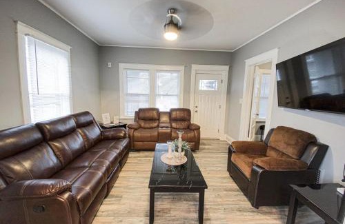 Niagara Falls House | Large 6BR, 2 bath in Niagara Falls