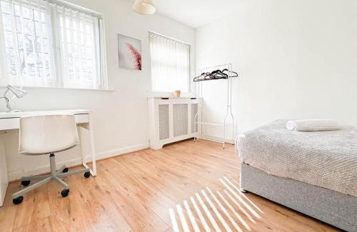 Birmingham Apartment | Large 8 Bedroom House in Edgbaston