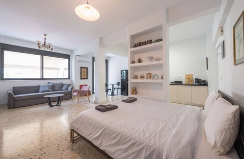 Psirri Apartment | Large And Bright Studio w/Balcony In City Center