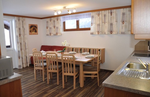 Sankt Jakob in Defereggen Apartment | Large apartment for family and friends with a mountain panorama, free WiFi