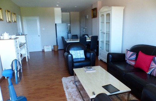 Chonburi Apartment | Large apartment with sea view 100 m from the beach in a fishing village