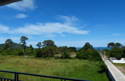 Chonburi Apartment | Large apartment with sea view 100 m from the beach in a fishing village