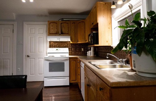 Argyle House | Large bedroom near Downtown London, Fanshawe College