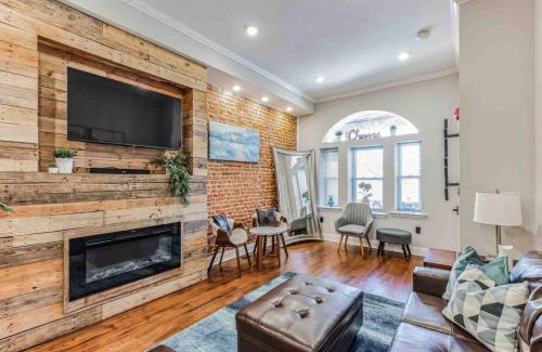 North Philadelphia West Apartment | Large Bi-Level 3BR w Patio - 10 min to DT