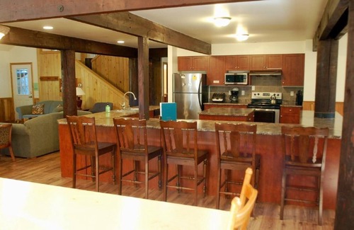 Glacier House | Large Cabin, Pet Friendly, Pool Table and Wi-Fi