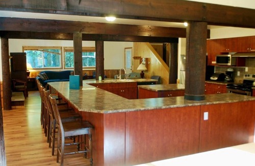 Glacier House | Large Cabin, Pet Friendly, Pool Table and Wi-Fi