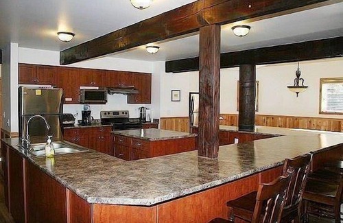 Glacier House | Large Cabin, Pet Friendly, Pool Table and Wi-Fi