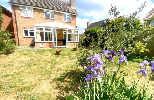 Ely House | Large detached House in ELY with FREE private parking