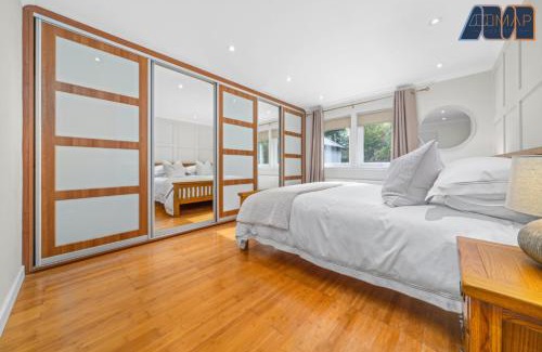 Glasgow House | Large Family Home with Hot Tub or Jacuzzi, Log Burner