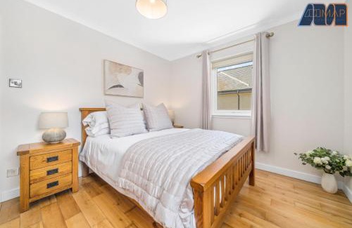 Glasgow House | Large Family Home with Hot Tub or Jacuzzi, Log Burner