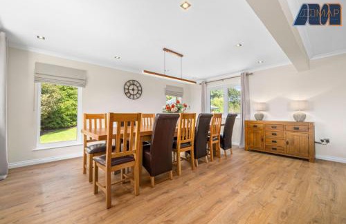 Glasgow House | Large Family Home with Hot Tub or Jacuzzi, Log Burner