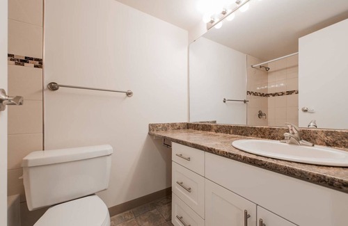 South Pandosy House | Large Family Vacation House